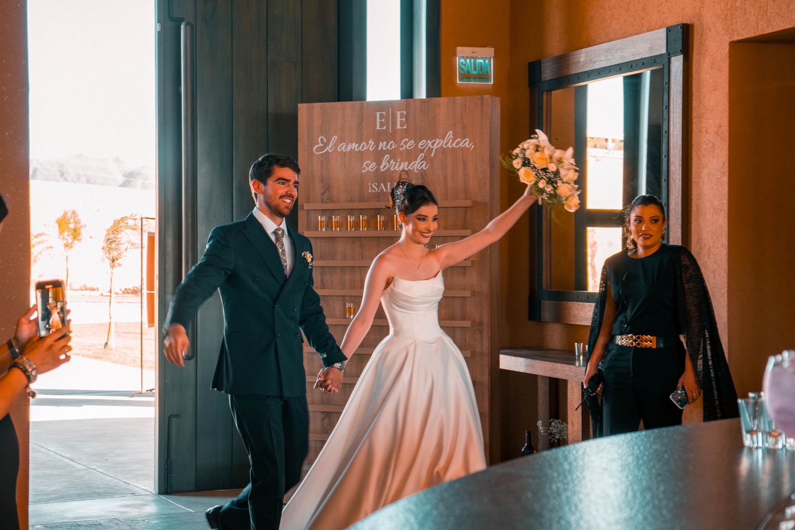Los novios ingresando al salón durante su boda