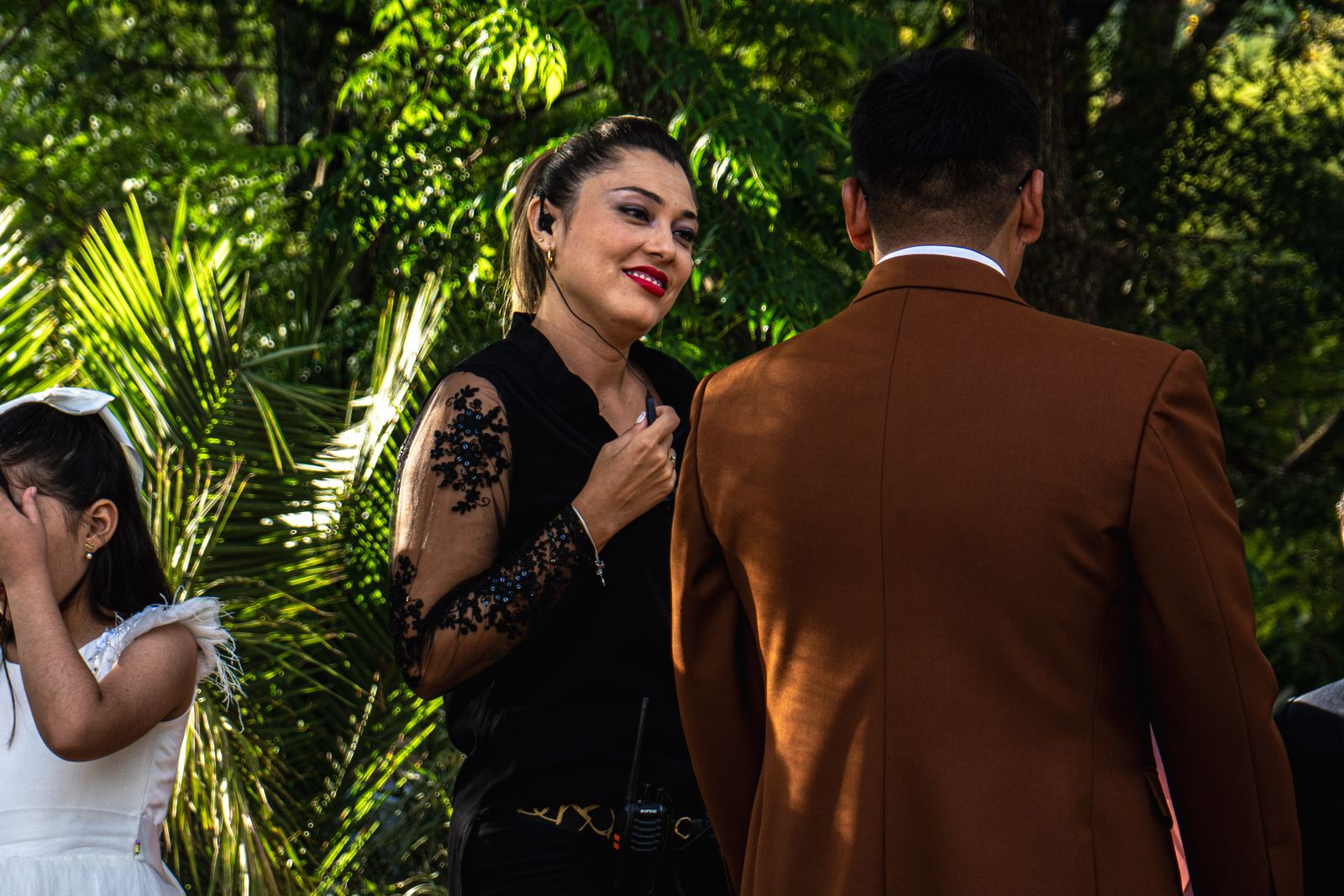 Nicole Márquez coordinando los detalles con el novio