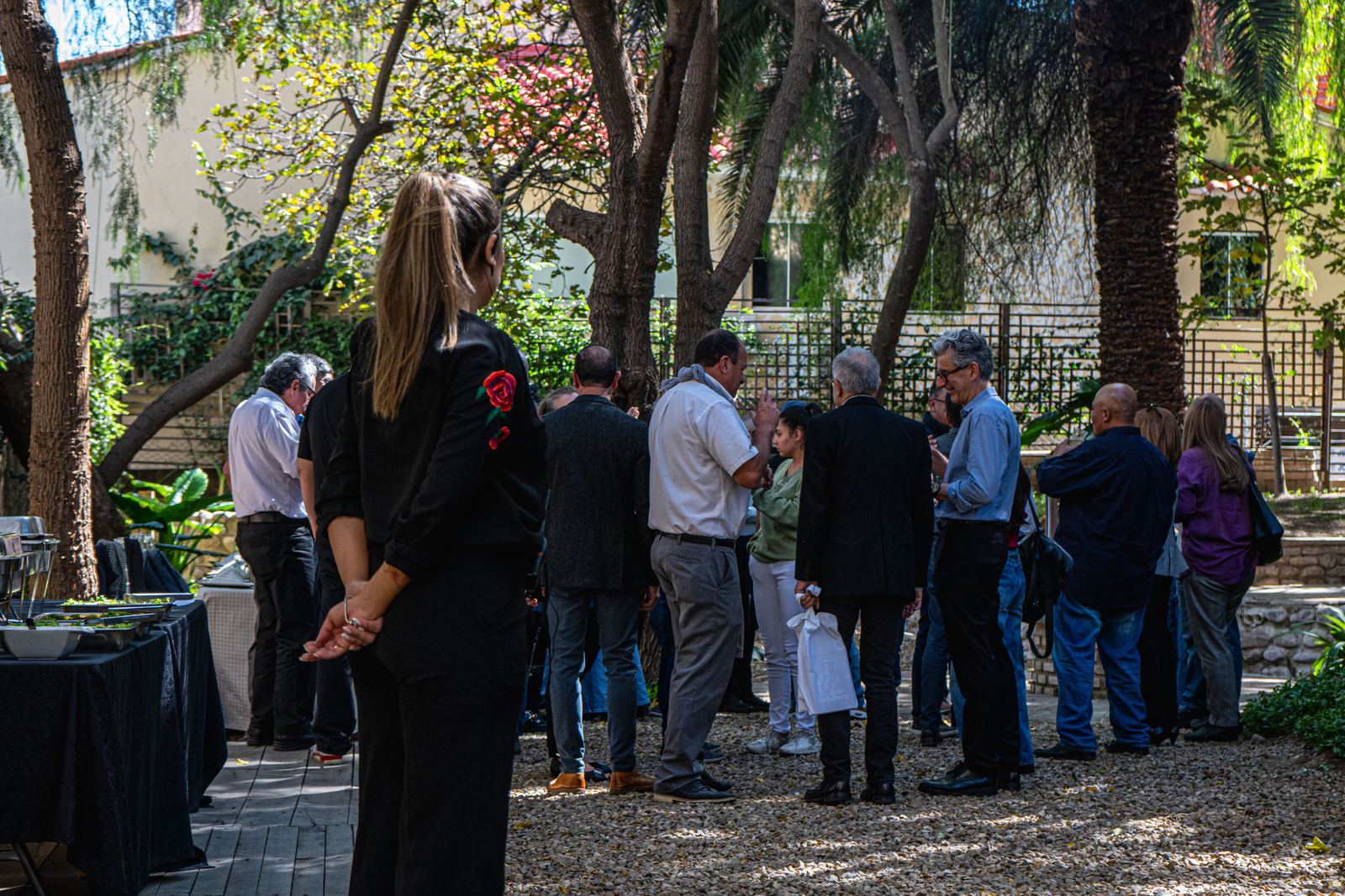 Recepción al aire libre en un evento corporativo